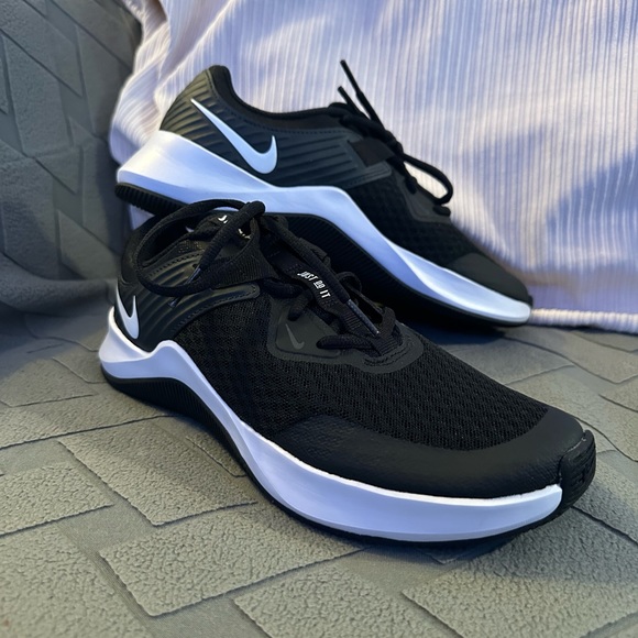 NIKE MC TRAINER - Black / White NIB - Picture 2 of 6